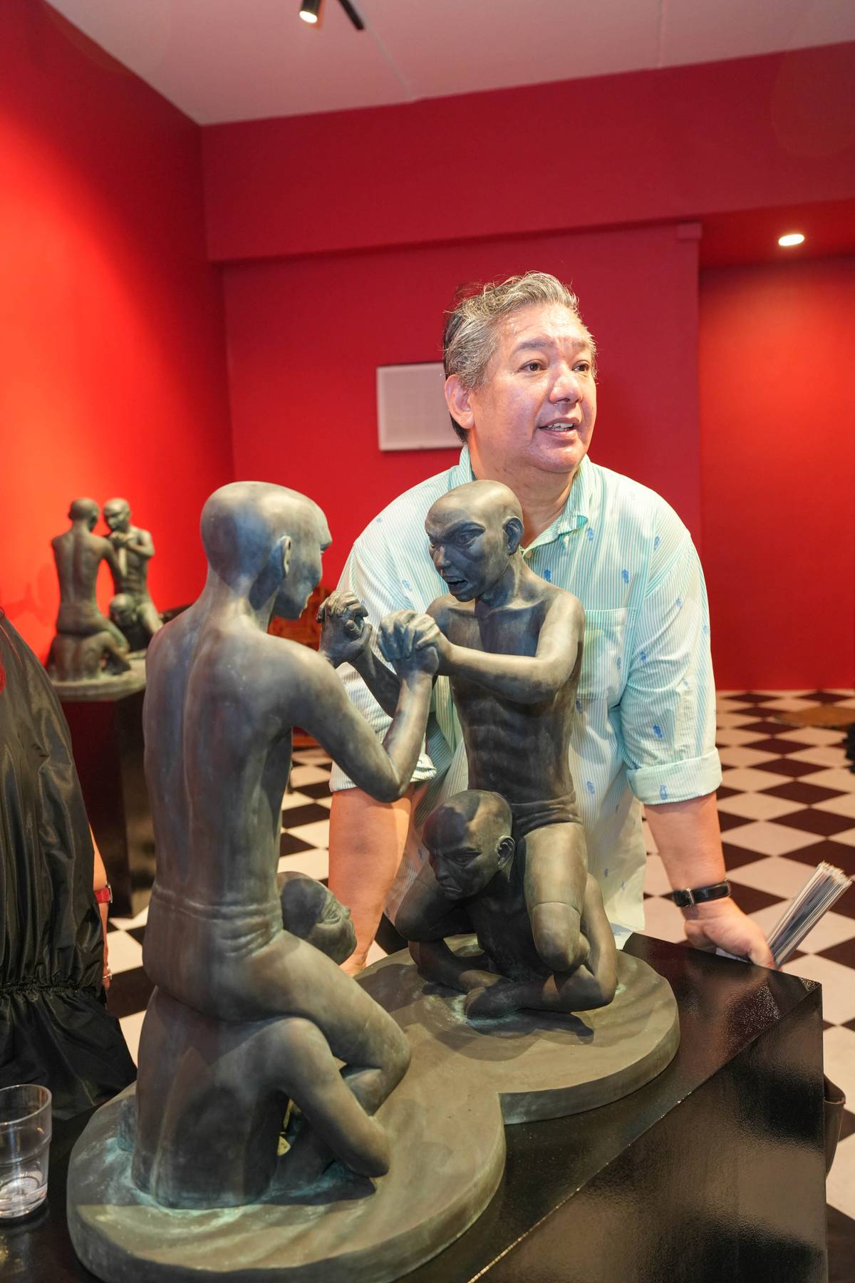 Vetted founder and international interior designer Jonathan Matti with Borlongan’s bronze sculpture.